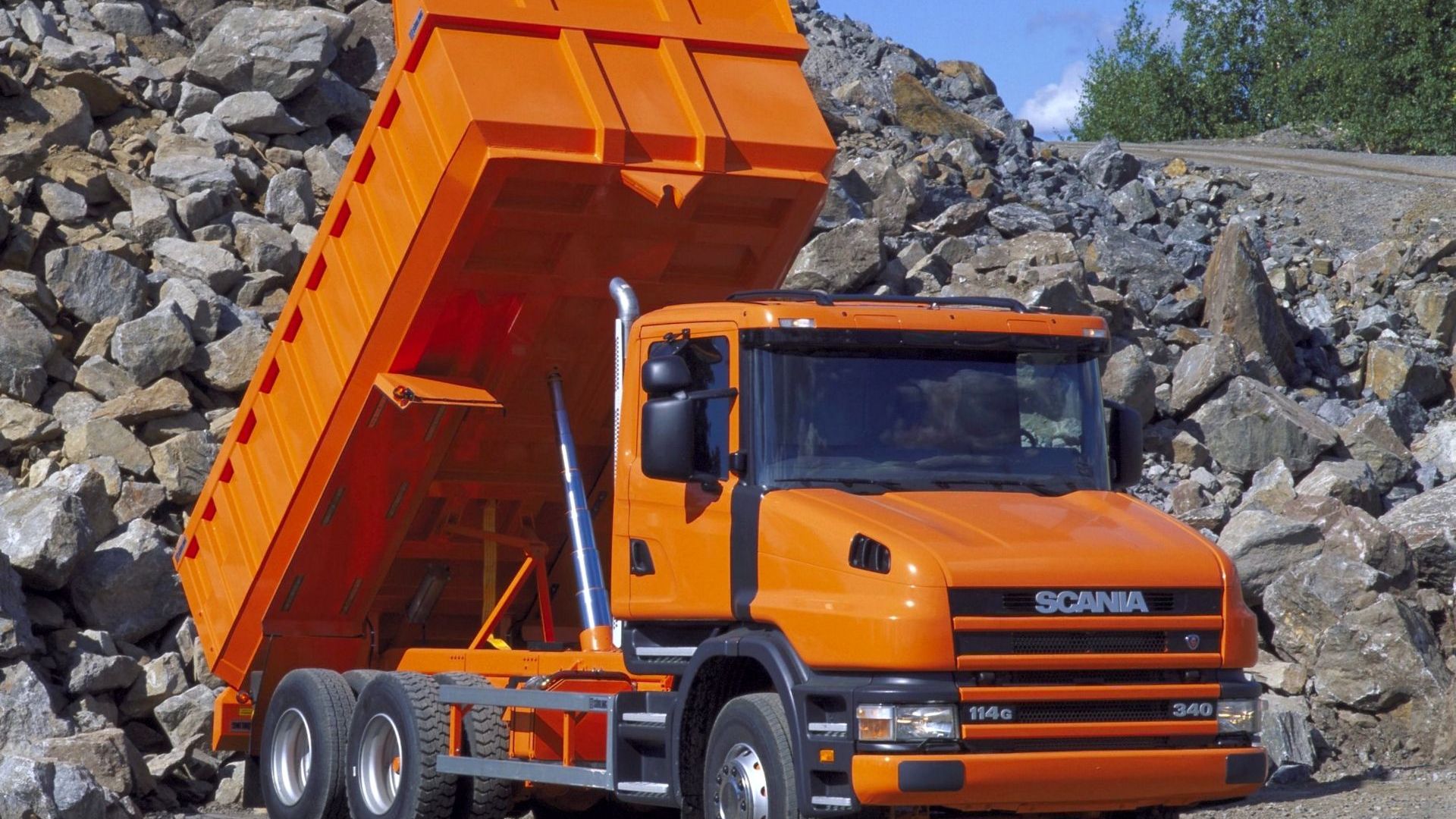 Choosing the Right Dump Truck Supplier 